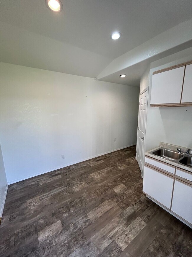 Building Photo - Quaint 3 Bedroom, 1 Bath Home in NW McMinnville