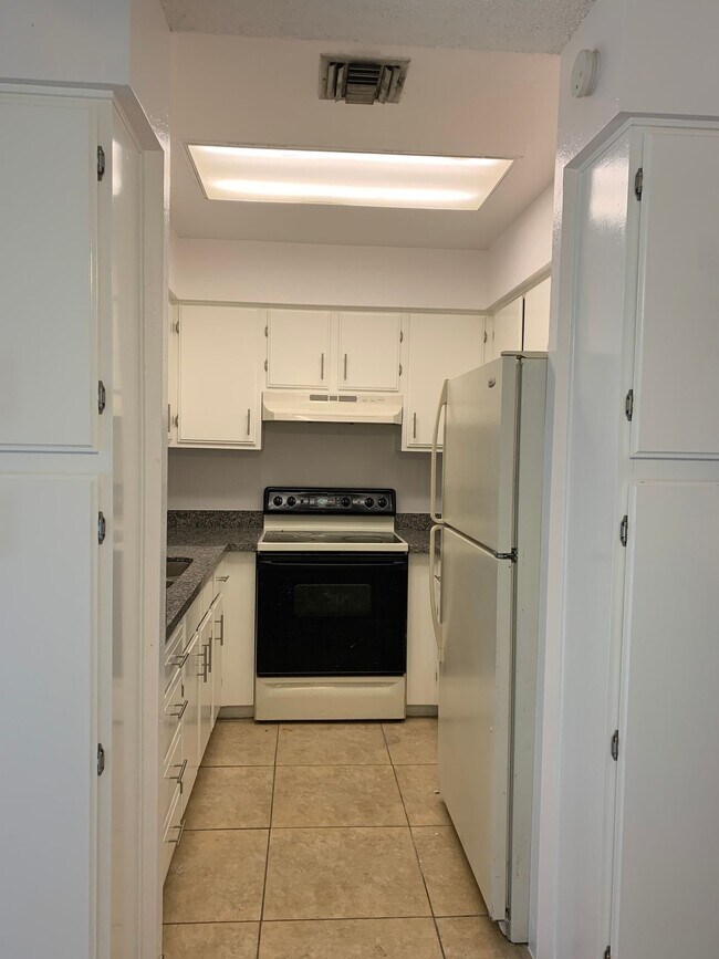 Building Photo - Small Apartment Community, Remodeled One bed/One bath!
