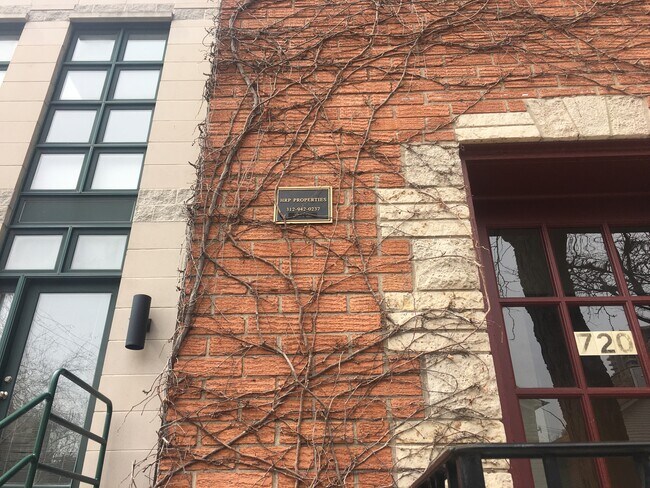 Building Entrance (on right) - 720 S Aberdeen St