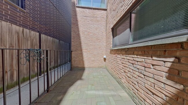 Building Photo - 719 W Buckingham Pl
