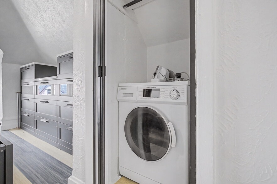 washer/dryer combo - 1427 Clayton St