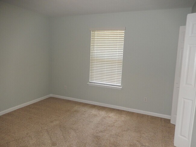 Building Photo - LOVELY 4/2.5 in Buck Lake Area on 1 Acre w/ 2 Car Garage, Washer/Dryer, Lawn Maint, & 2228 sq ft!...