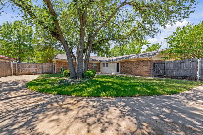 Building Photo - "Spacious 4-Bedroom Hardwood & Granite Fin...