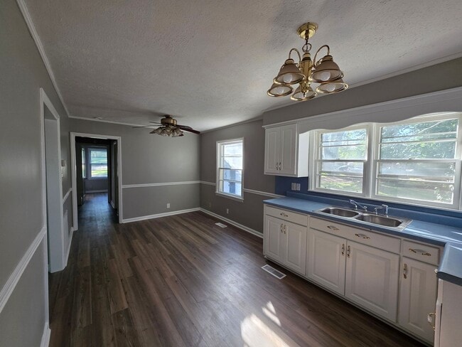 Building Photo - Choose Your Move-In Special!