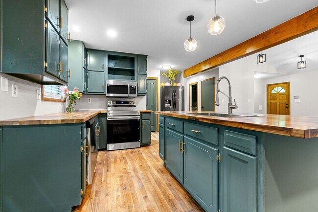 Building Photo - Fully Renovated Three Bedroom in the heart of Stockbridge!
