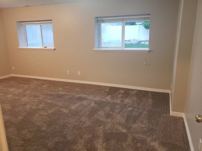 Building Photo - Beautiful 6 Bed 3 bath in Springville!!