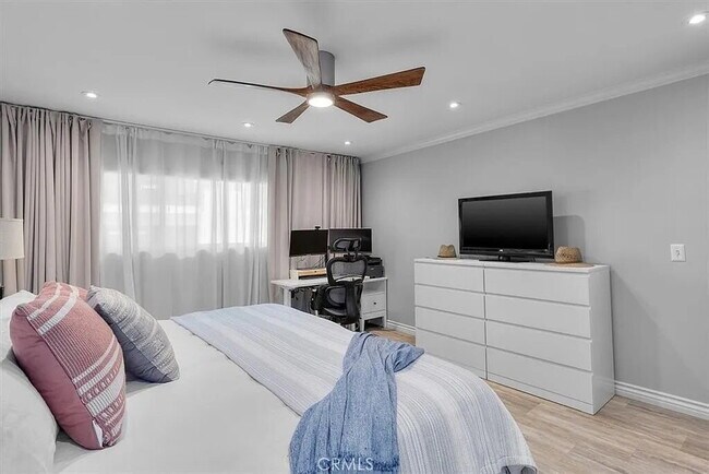 Building Photo - "Chic Hermosa Beach 1BR Apartment: 810 Sq ...