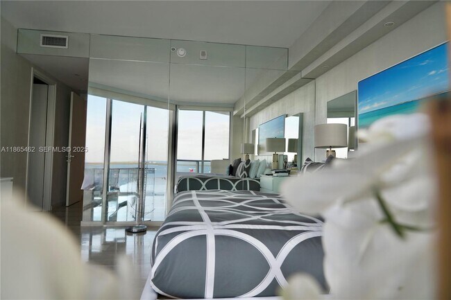 Building Photo - 1300 Brickell Bay Dr