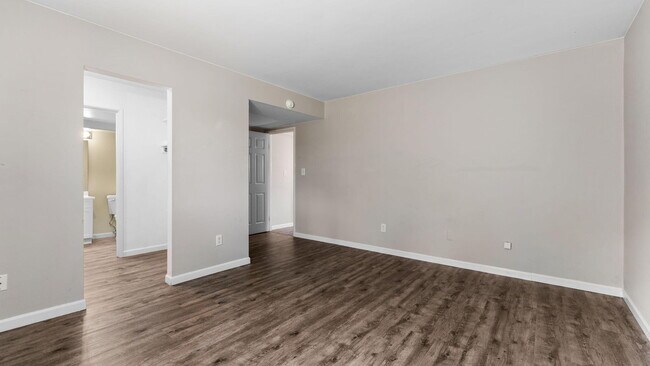 Building Photo - 1225 S Maple Rd