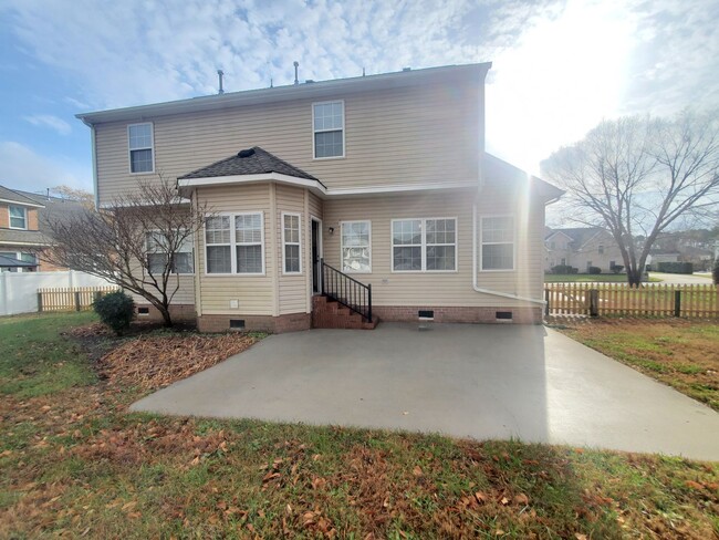 Building Photo - 4 BR 2.5BA Single family home located in E...