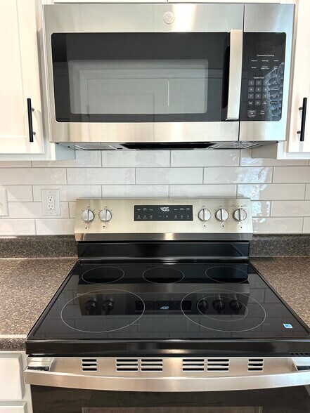 SS stove, self cleaning oven, microwave - 2217 Kenwood Blvd SE