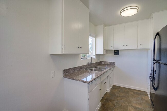 Interior Photo - 6028 - 6100 West Blvd