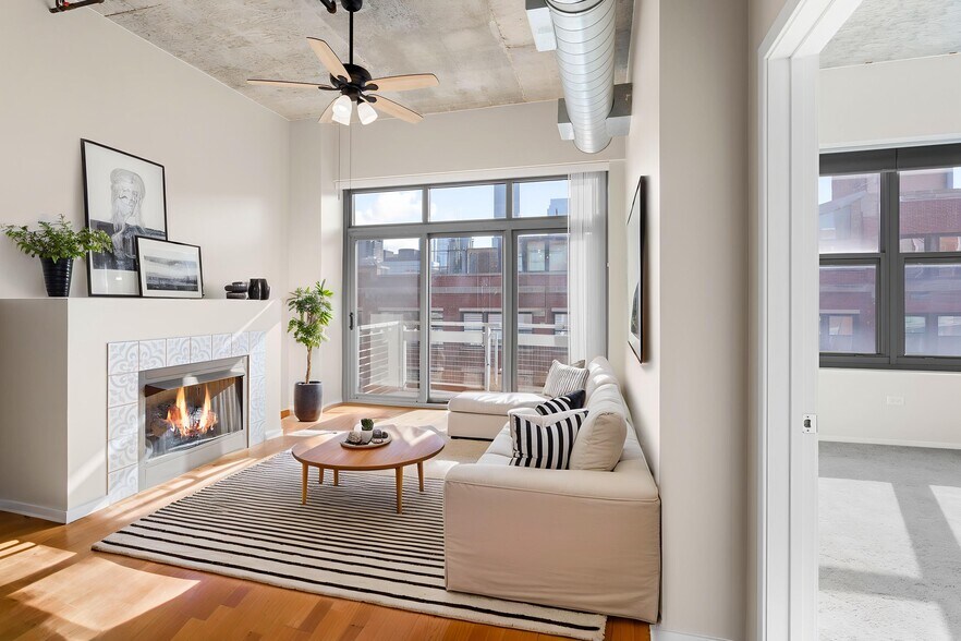 Building Photo - 933 W Van Buren St