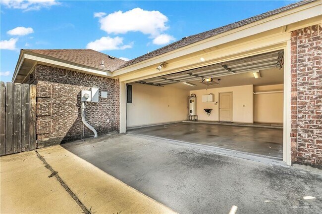 Building Photo - 15 Quamasia Ave