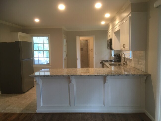 Building Photo - 14 Fairway Dr