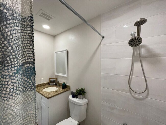 Building Photo - 129 E Amelia St