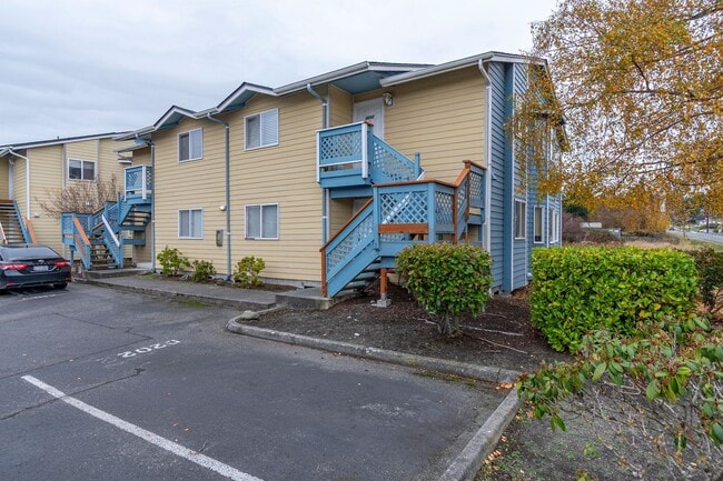 Building Photo - Second Story 2 bed 2 bath condo - W/S/G included!