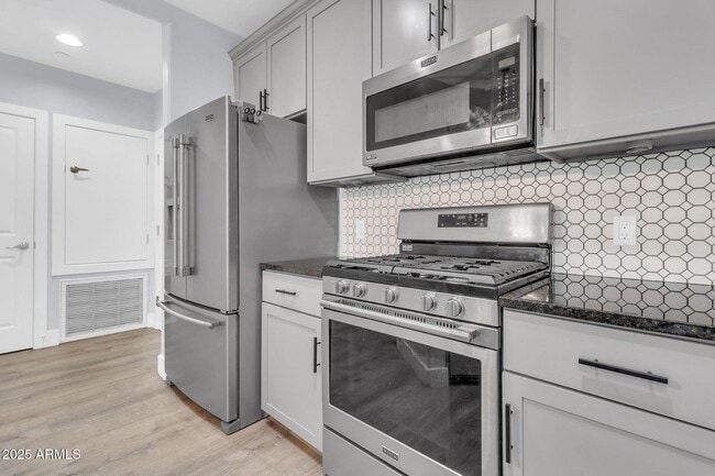 Building Photo - 945 E Playa Del Norte Dr