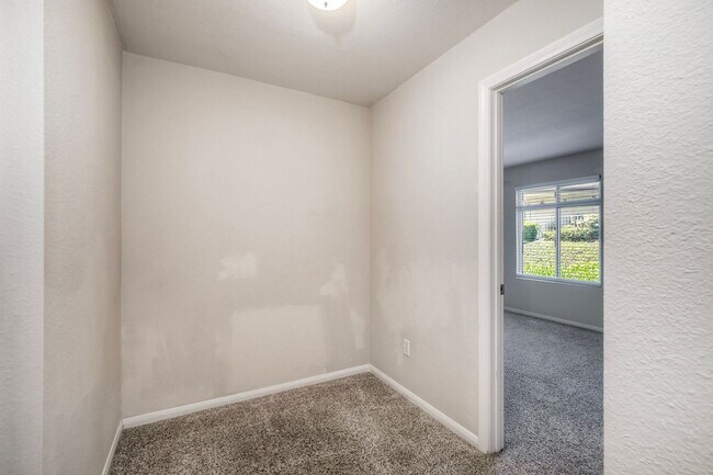 Building Photo - 432 Edgehill Ln