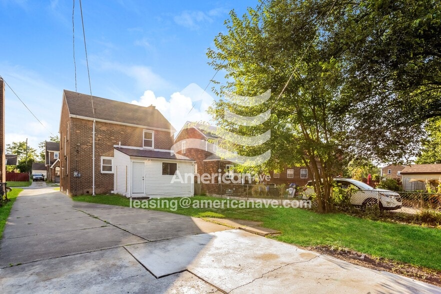 Building Photo - 5766 3 Mile Dr