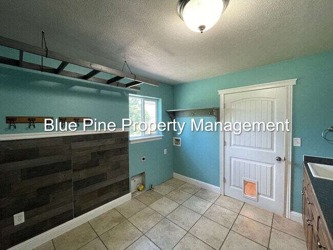 Building Photo - 119 4090 E