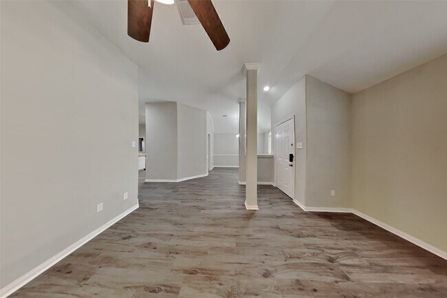 Building Photo - 1015 S Wellsford Dr