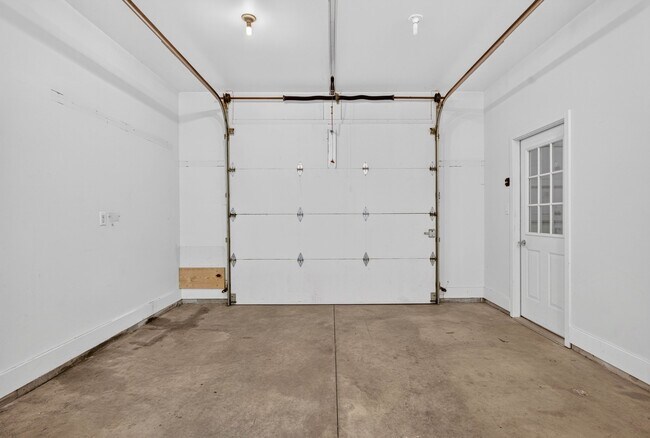 Building Photo - 3625 Woodside Dr