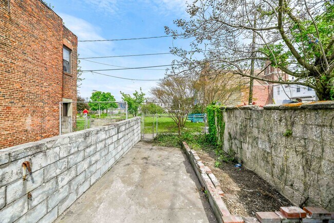 Building Photo - 2 Bedroom Rowhome- Baltimore City