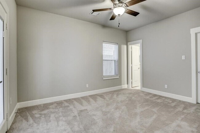 Building Photo - 1057 W 25th St