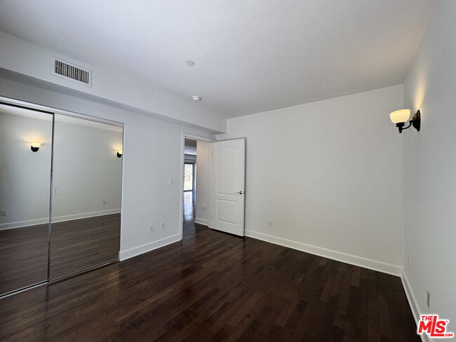 Building Photo - 1522 Amherst Ave