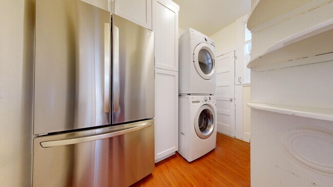 Building Photo - SPACIOUS  2BR + 1 BA WITH BONUS SUNROOM AND IN- UNIT LAUNDRY IN THE RICHMOND.