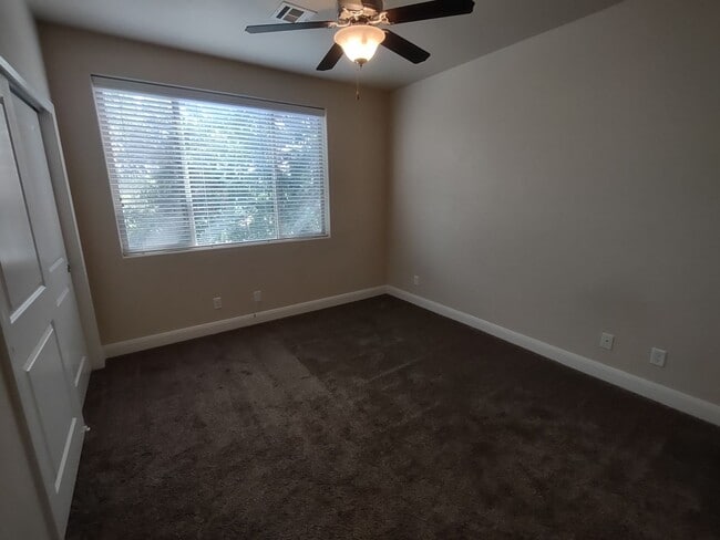 Building Photo - Desirable Black Rock Condo - Quite/Peaceful