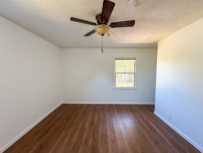Building Photo - 3 Bed 2 Bath College Lakes Home with Fence...