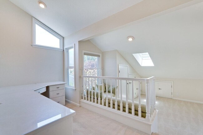 Building Photo - $8500-Mountain View  4 bedroom 3 baths in great neighborhood!