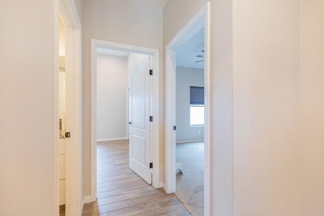 Building Photo - Modern 4 Bed 3 Bath - Pets Allowed!