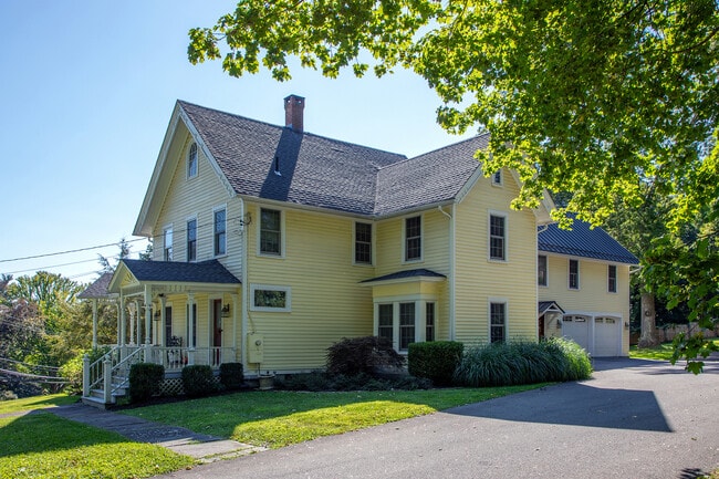 Building Photo - 267 Main St