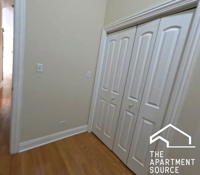 Building Photo - 851 N La Salle Dr