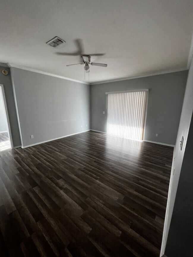 Building Photo - 2 Bed, 2 bath condo located  in a gated co...