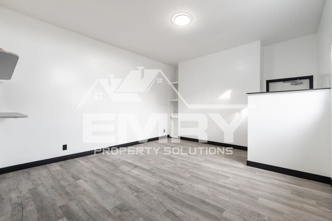 Building Photo - 942 S Gerhart Ave