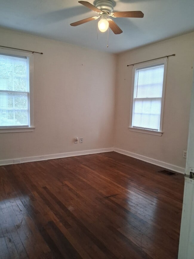 Building Photo - 647 Robinhood Rd