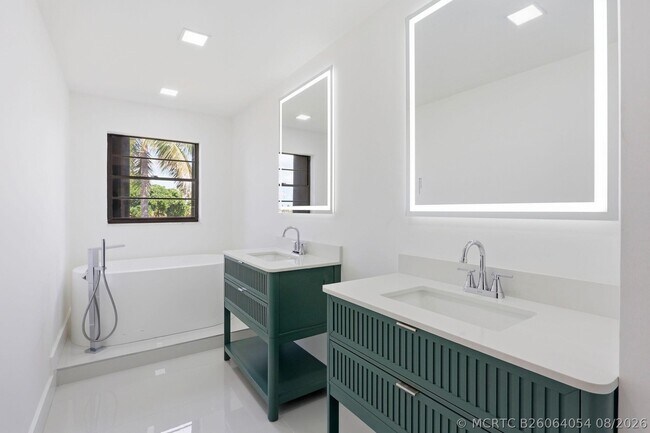 Building Photo - 1222 Hillsboro Mile
