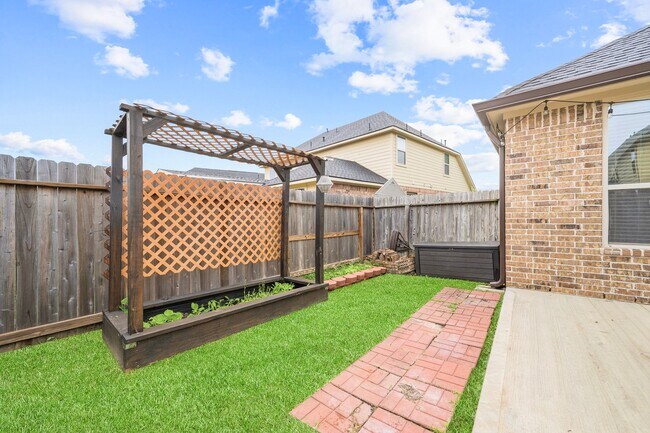 Building Photo - 8111 Sweet Gardens Ct