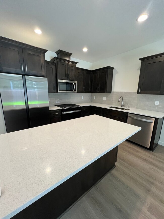 Building Photo - Brand new beautiful townhome in Vancouver!...