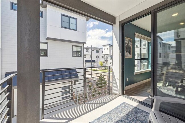 Building Photo - 2002 S Holly St