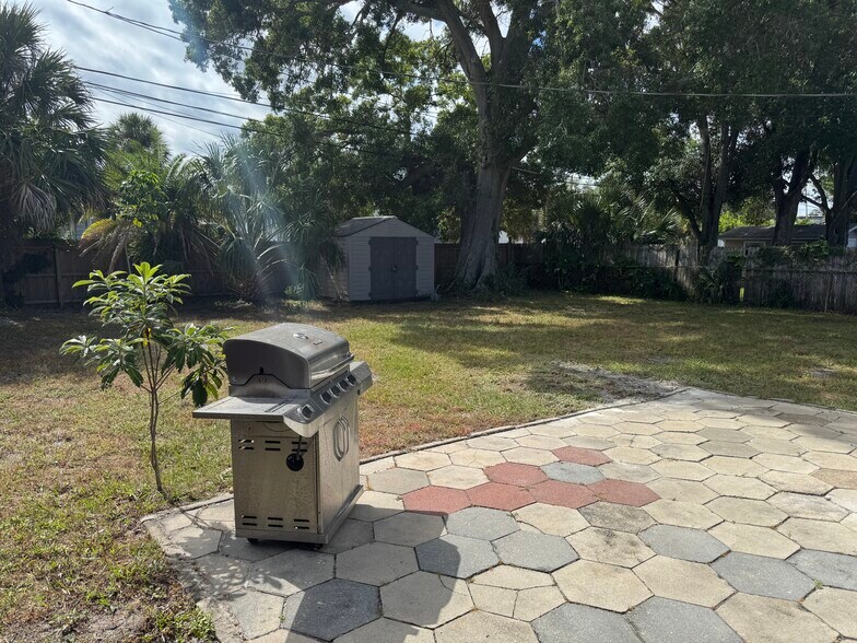 Building Photo - 438 80th Ave N