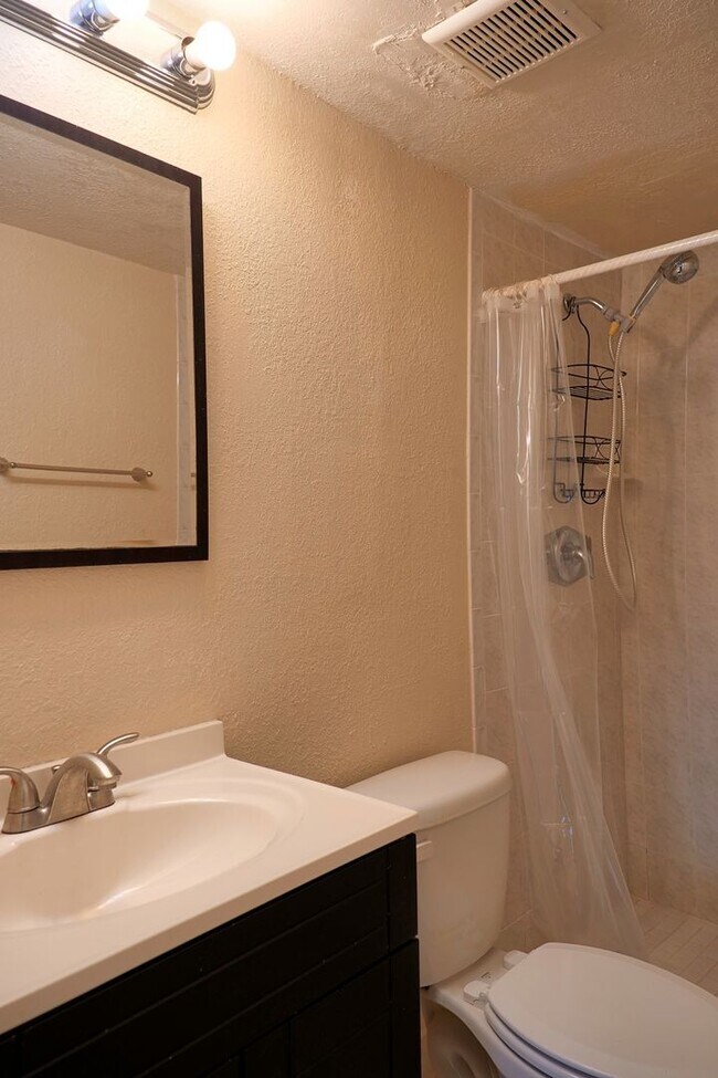 Building Photo - 2/2, updated, 1st floor condo, in Winter Park