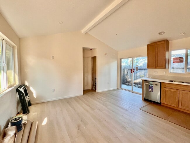 Building Photo - 1561 Royal Way
