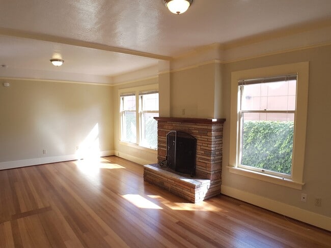 Building Photo - Beautiful 2-4 bedroom property near CSUC a...