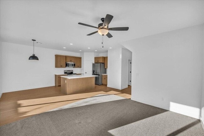 Building Photo - 4 bedroom, 2.5 bathrooms Home!