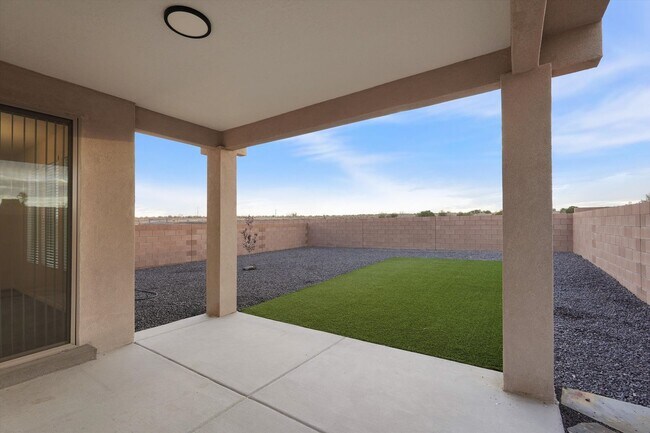Building Photo - Coming Soon! | Modern | 3Bed/2Bath | Desirable Rio Rancho | Pets Welcome
